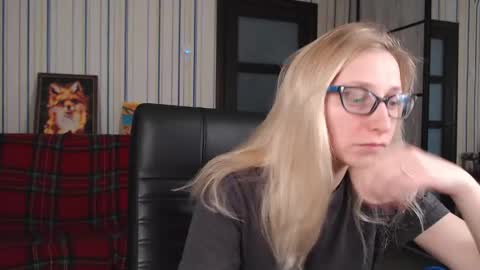 Snapshot of vikaericka chatting on October 31, 5:20 am Vika online show from October 31, 5:20 am