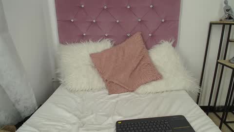 Snapshot of violet_queen2 chatting on December 20, 10:00 pm Mary online show from December 20, 10:00 pm