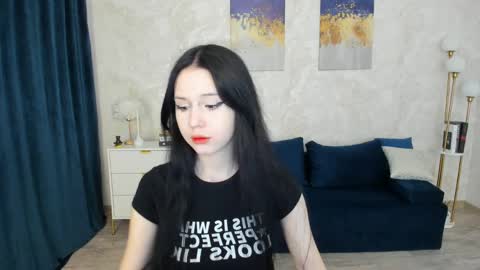 violetharmee online show from April 10, 11:27 am