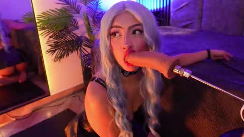 viollettebylyly online show from March 23, 1:17 pm