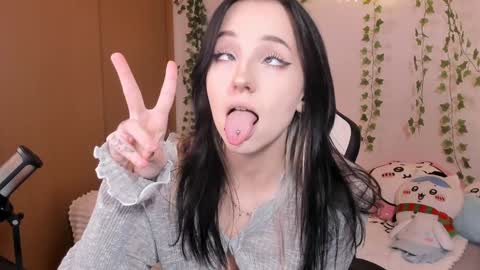 vivian_qwerty online show from February 13, 5:20 am