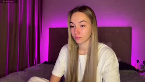 Snapshot of watergirl_ chatting on January 27, 9:22 pm Im saving up for a new car help me online show from January 27, 9:22 pm