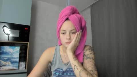 Snapshot of why_again_me chatting on October 22, 8:03 pm Veronica online show from October 22, 8:03 pm