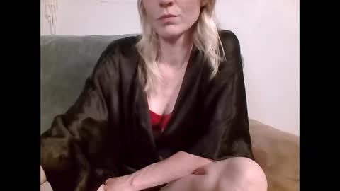 willowxo223 online show from June 7, 5:25 am