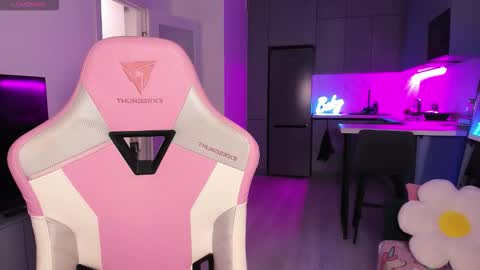 Emi online show from October 16, 4:09 pm