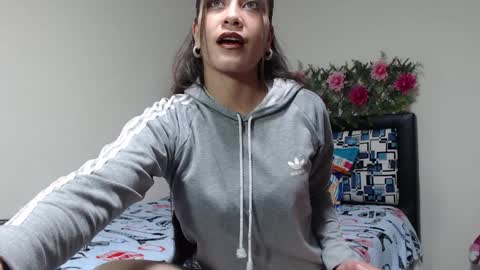 Snapshot of yeliana_will chatting on January 4, 2:35 am yeliana_will online show from January 4, 2:35 am