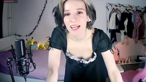 Snapshot of yellow_songbird chatting on March 2, 5:52 pm Liya online show from March 2, 5:52 pm