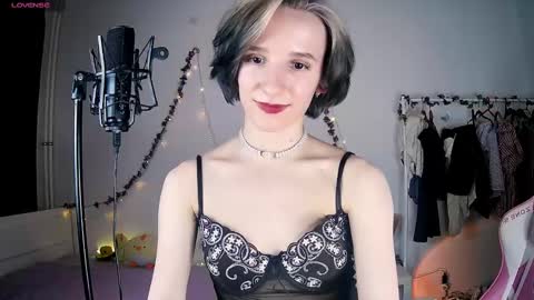 Snapshot of yellow_songbird chatting on February 28, 5:37 pm Liya online show from February 28, 5:37 pm