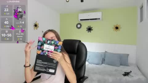 YEYE online show from December 14, 3:23 am