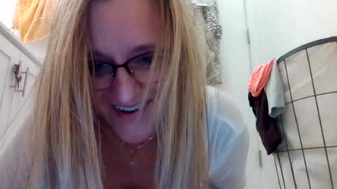 yogabuttttttt online show from June 25, 6:18 am