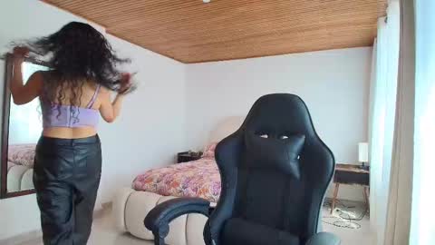 yourdreamgirl2025 online show from October 22, 2:33 pm