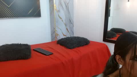  yuri queen  online show from April 8, 8:55 pm