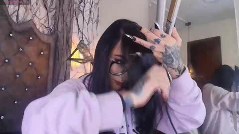   online show from November 25, 5:15 pm