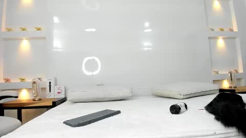 Zenda Evans online show from February 5, 4:15 am