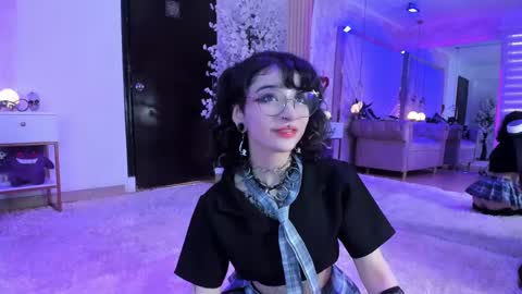 Snapshot of zephirah_abney chatting on March 3, 2:21 pm    online show from March 3, 2:21 pm