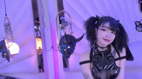 Snapshot of zephirah_abney chatting on December 10, 2:06 pm    online show from December 10, 2:06 pm