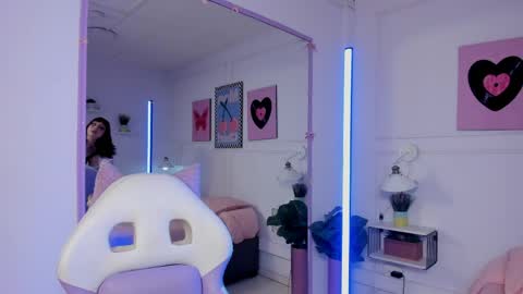 Zoe Lynch online show from April 9, 11:37 am