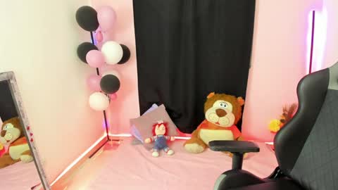 Snapshot of zoe_sullivan_ chatting on December 8, 9:57 am zoe_sullivan_ online show from December 8, 9:57 am
