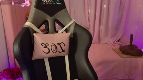 zoe_sullivan_ online show from June 8, 9:10 am