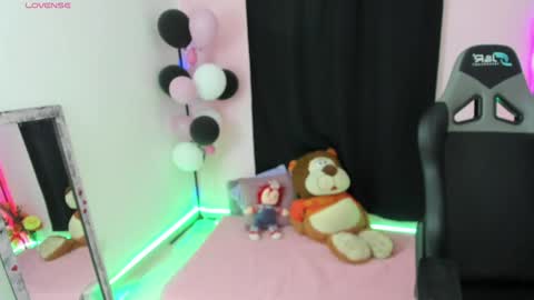 Snapshot of zoe_sullivan_ chatting on December 9, 9:49 am zoe_sullivan_ online show from December 9, 9:49 am