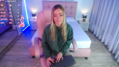 Snapshot of zoee_joness chatting on February 7, 11:45 am zoe online show from February 7, 11:45 am