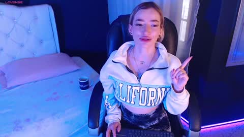 Snapshot of zoee_joness chatting on January 8, 11:54 am zoe online show from January 8, 11:54 am
