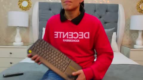 Zoe Krug online show from October 31, 12:09 pm