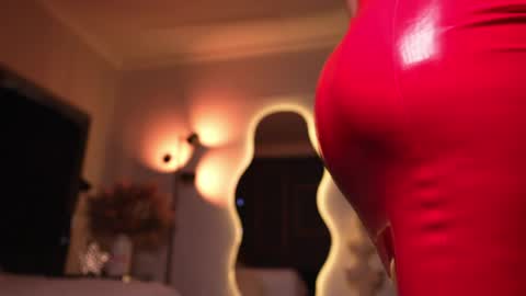 zoevidal_ online show from April 6, 12:06 pm