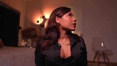 zoevidal_ online show from April 8, 12:29 pm