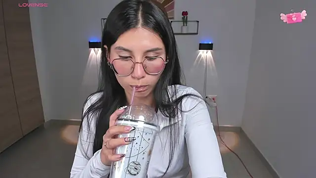 emily villamil online show from October 27, 9:09 pm