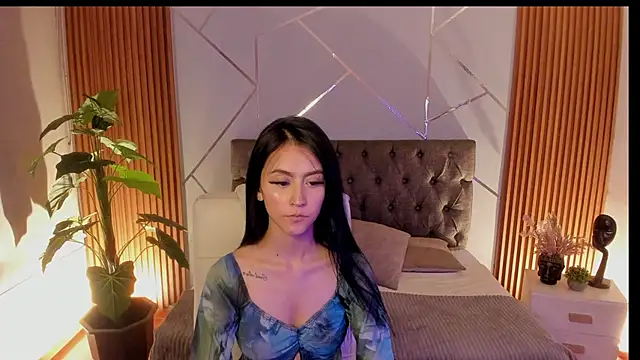 Coralinnee  online show from September 10, 3:39 am