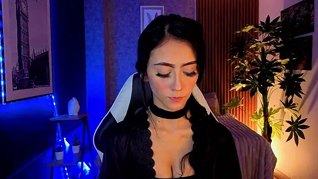 Coralinnee  online show from August 5, 3:35 am