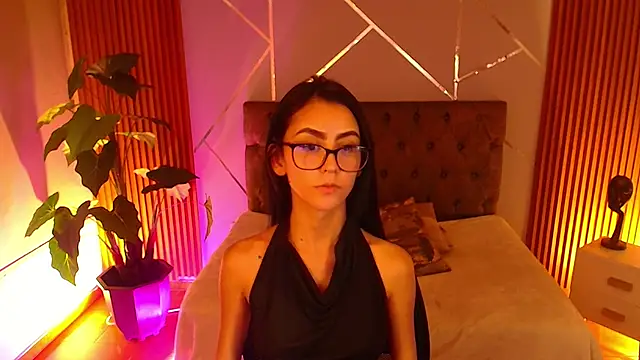 Coralinnee  online show from April 1, 5:30 am