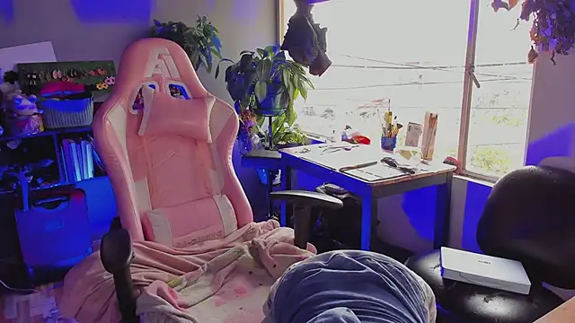 annie walker6 online show from December 5, 7:59 pm