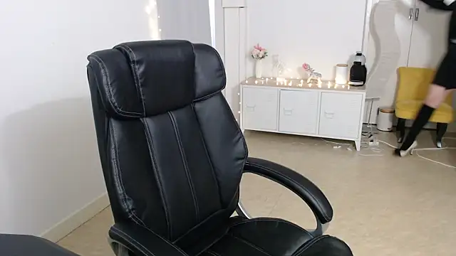 Crystal-dreamt online show from October 2, 1:38 pm