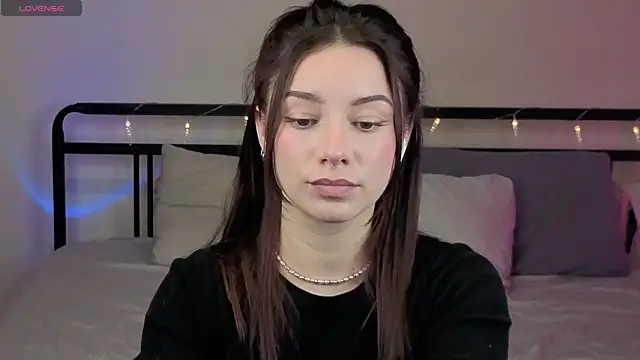 sinthiaroze online show from October 27, 7:30 pm