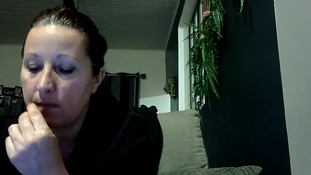 feline27 online show from April 13, 9:15 pm