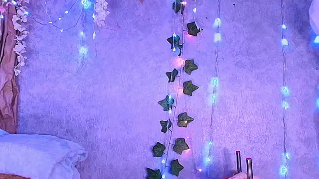 Cloe Leee online show from December 19, 5:21 am