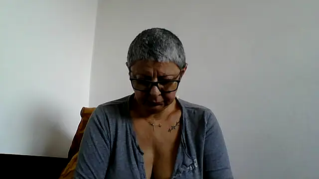 roseblak42 online show from December 15, 10:42 am