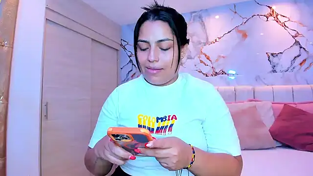 kiana cream online show from July 14, 4:00 pm