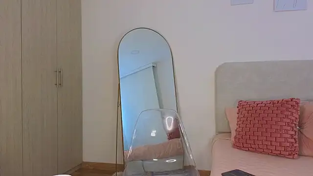 KristennBlue online show from December 18, 4:34 pm