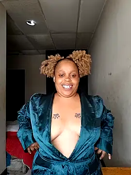 THESHORTQUEEN online show from November 4, 8:30 am