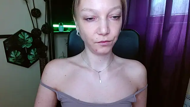 EmillyPlay online show from April 11, 7:14 am