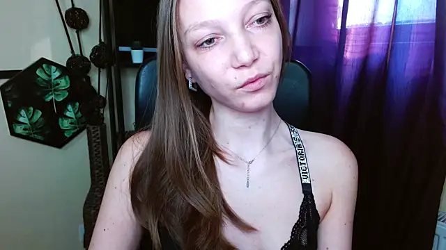 EmillyPlay online show from April 10, 6:30 am