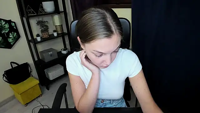 Snapshot of EmillyPlay chatting on October 16, 12:19 pm EmillyPlay online show from October 16, 12:19 pm