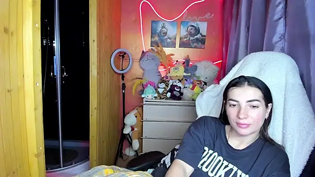 Fiery Brunette  online show from April 18, 1:24 pm