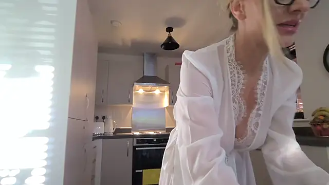 SweetMonicaUK online show from November 25, 9:33 am