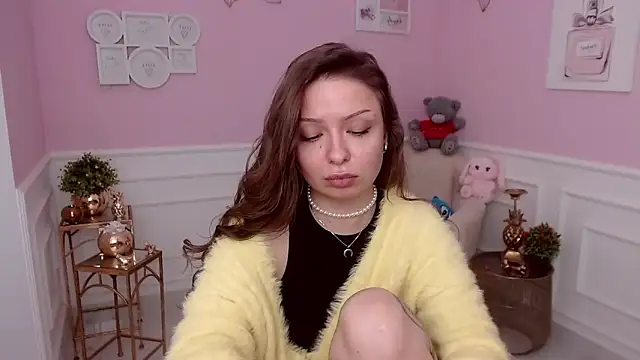 LucySkilar online show from March 3, 8:20 am