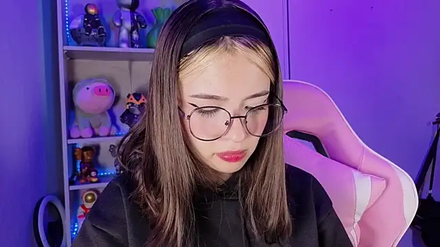 EmilyMiller  online show from September 17, 5:00 pm