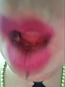 gatadeojosclaros online show from November 8, 9:20 pm